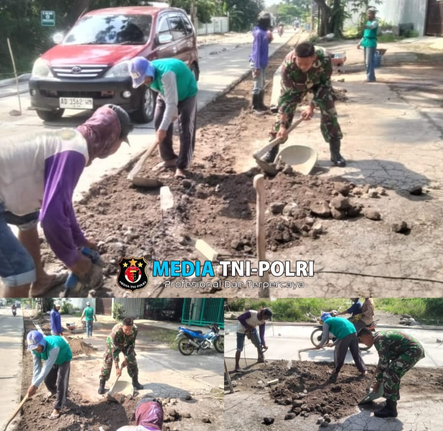 Anggota Koramil Nogosari Bantu Warga Perbaiki Jalan