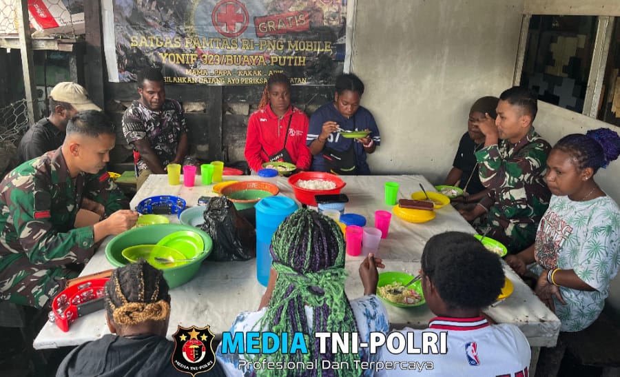 Satgas Yonif 323 Buaya Putih Makan Bersama Pemuda-Pemudi Papua di TK Kosatgas