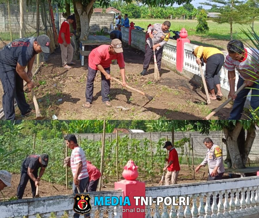 Peduli Lingkungan, Bhabinkamtibmas Polsek Seputih Banyak Gotong Royong Bersama Warga Binaannya