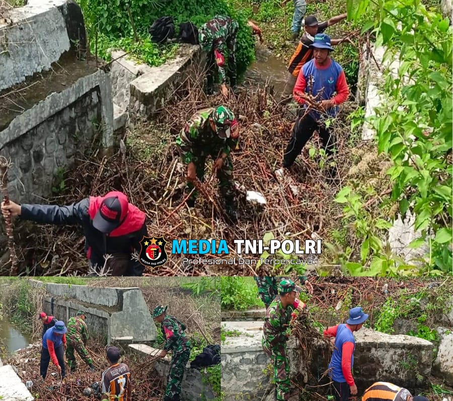 Babinsa Desa Nglegok Bahu Membahu Kerja Bakti Bersihkan Irigasi Persawahan