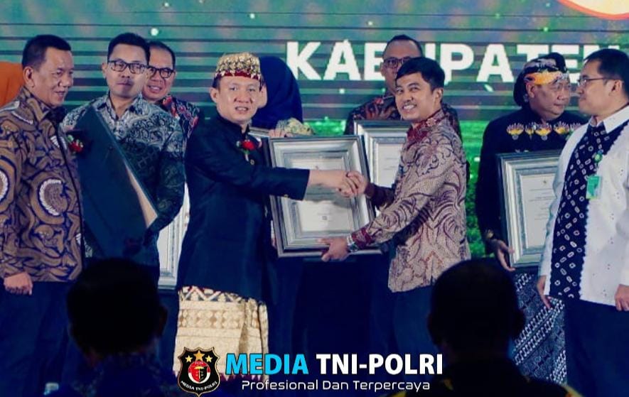 Pj Bupati Pringsewu Marindo Kurniawan Terima Penghargaan STBM Award 2024