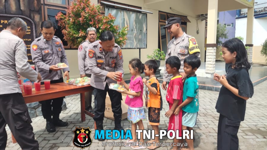 Wujudkan Asta Cita, Polres Kediri Kota Berbagi Makanan Bergizi dan Jus Buah Gratis
