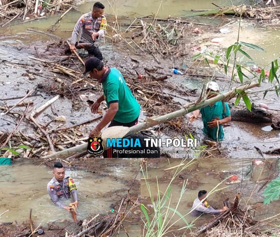 Cegah Banjir, Bhabinkamtibmas Polsek Bangun Rejo Bersama Satlinmas Gotong Royong Bersihkan Sungai Way Tipo