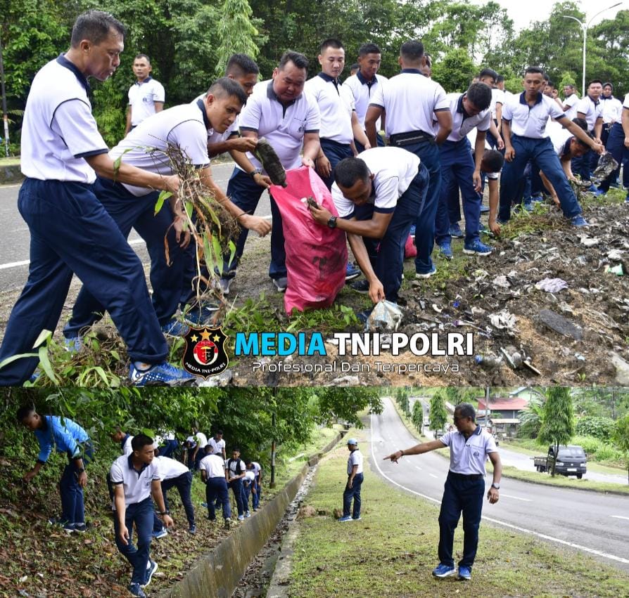 Peduli Lingkungan, Prajurit Petarung Pasmar 3 Bersihkan Ruas Jalan Poros Sorong-Klamono