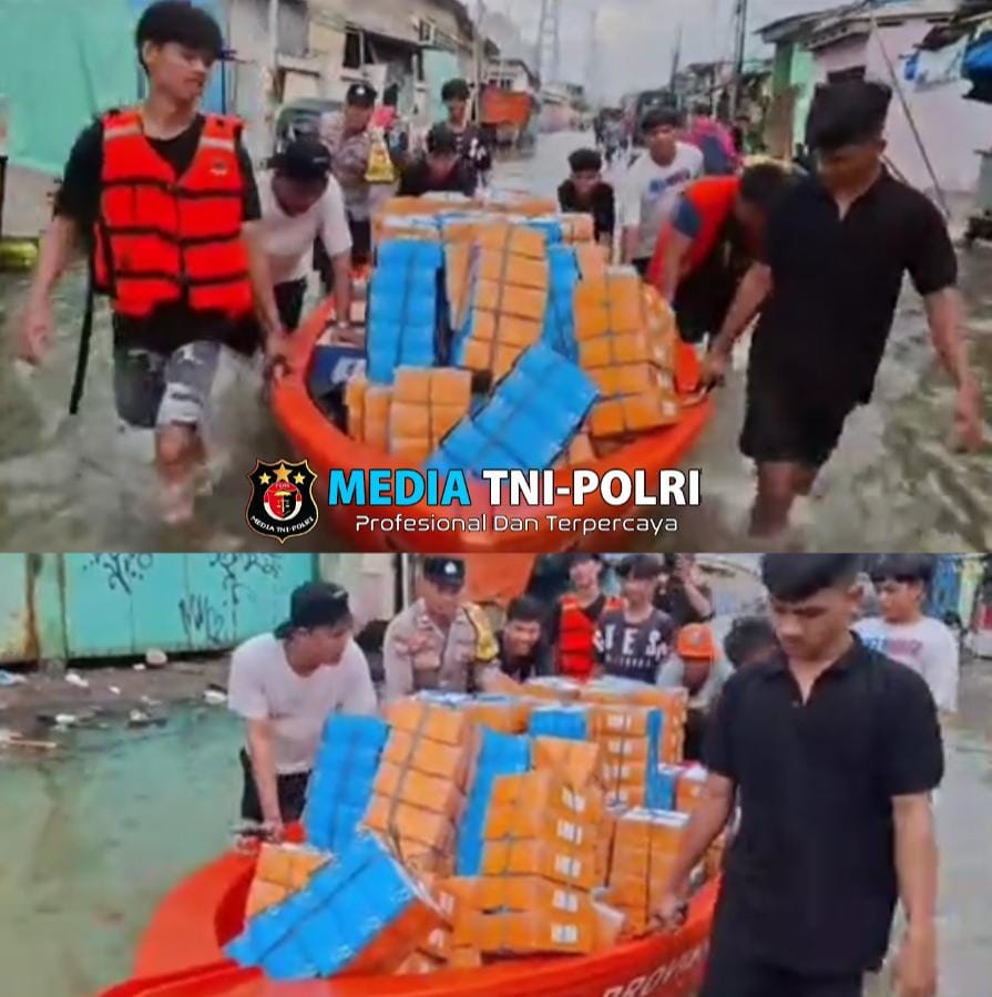 Bhabinkamtibmas Muara Angke Aiptu Setiyono Salurkan Makanan di Lokasi Banjir Rob