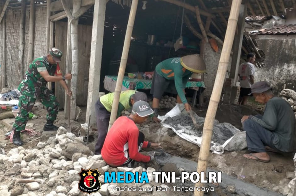Wujudkan 8 wajib TNI, Babinsa Kel. Kawerun Bantu Renovasi Rumah Warga Kurang Mampu