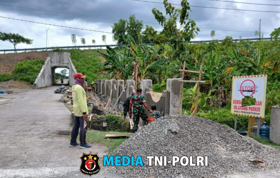 Danramil Bantu Warga Perkuat Solidaritas Melalui Gotong Royong