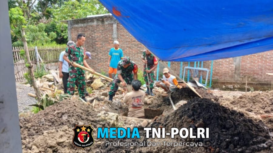 Peduli Kondisi Warga Binaan, Babinsa Kerja Bakti Bangun Rumah