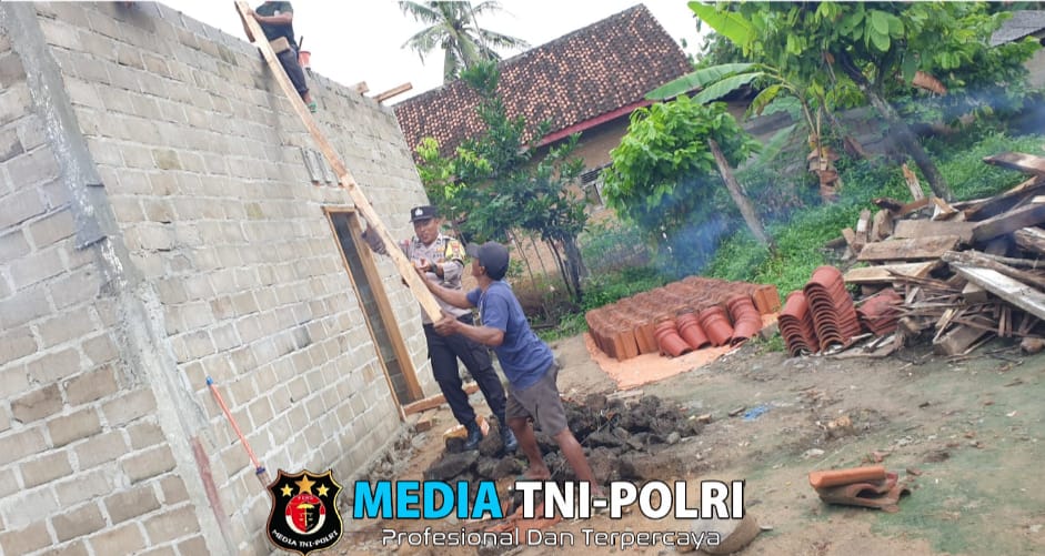 Bhabinkamtibmas Polsek Way Jepara Gotong Royong Bantu Warga Bangun Rumah di Desa Braja Asri