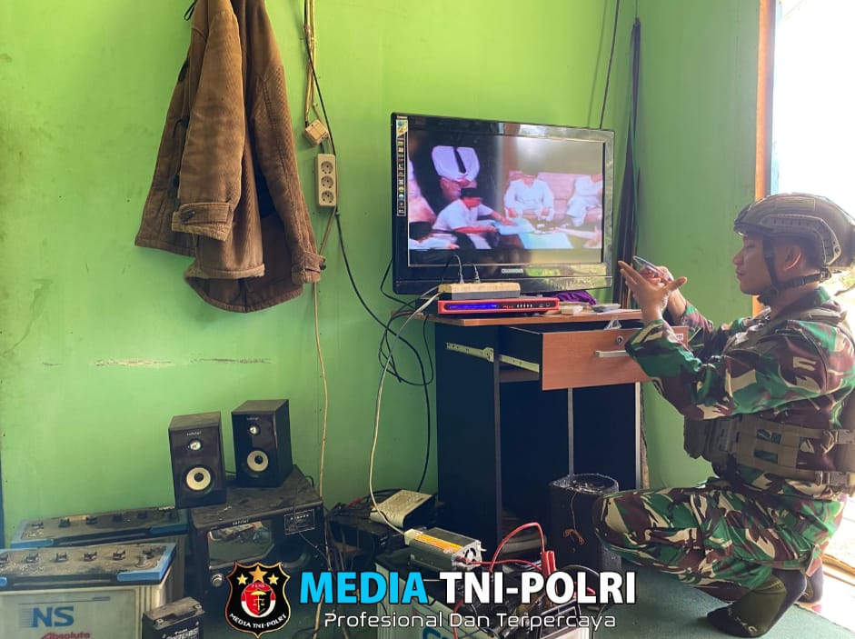 Satgas Yonif 323 Buaya Putih Kostrad Bantu Perbaiki Instalasi Listrik Warga Sekitar