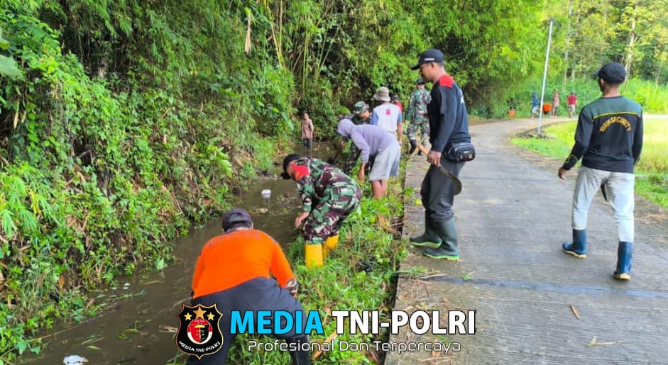 Danramil 0818/03 Kasembon Gelar Karya Bakti Bersama Warga untuk Bersihkan Saluran Irigasi
