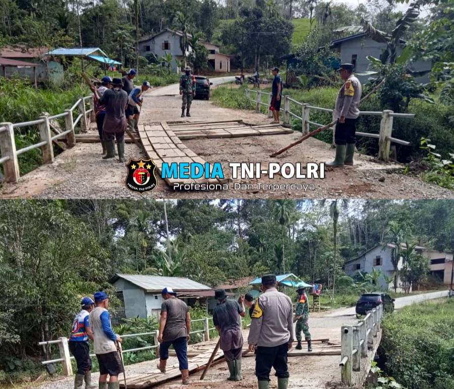 Personil Polsek Sayan, Koramil Sayan dan Masyarakat Perbaiki Jembatan Rusak di Desa Lingkar Indah