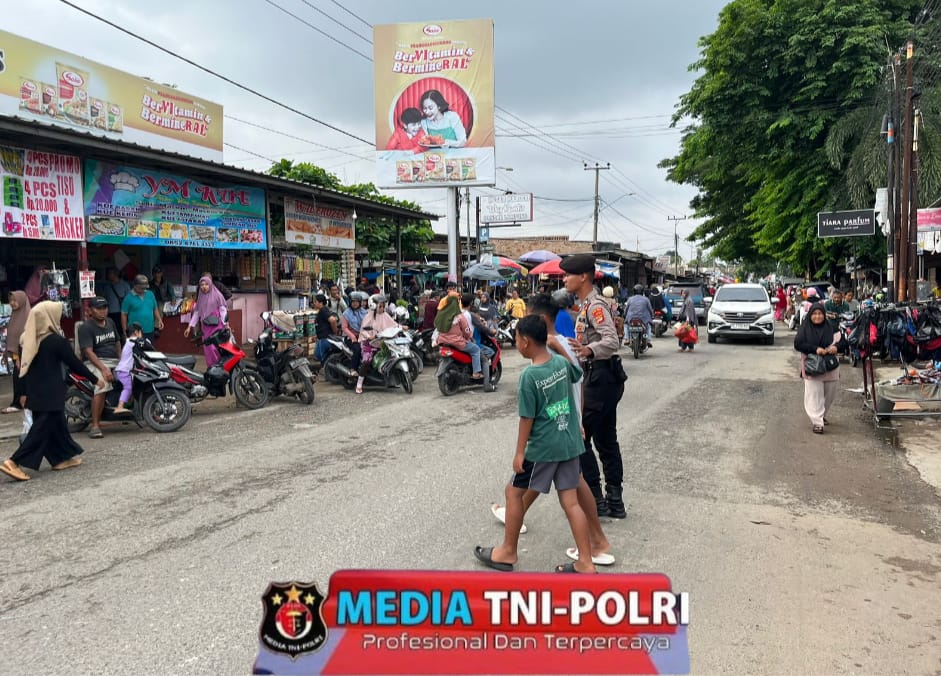 Polisi Hadir di Pasar Baru Way Kandis, Pastikan Keamanan Natal dan Tahun Baru