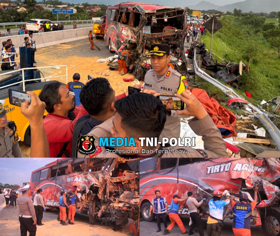 Polisi Evakuasi Bus Terguling di Tol Pandaan-Malang, Empat Orang Meninggal Dunia