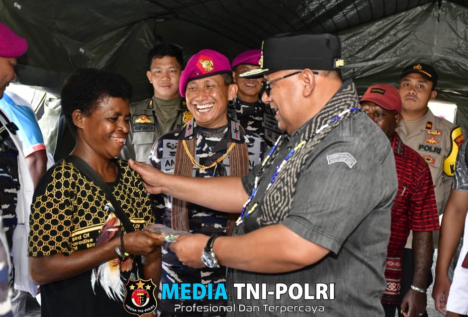 Rumkitlap Yonkes 3 Marinir Gelar Pengobatan Umum Gratis Saat Peresmian Kampung Bahari Nusantara Pasmar 3 Tahun 2024