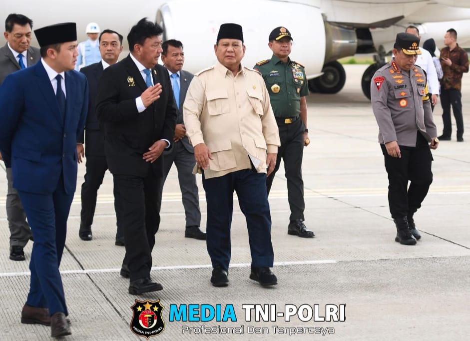 Panglima TNI Sambut Kedatangan Presiden RI Setelah Kunjungan Kerja di Mesir dan Ikuti Rapat Terbatas dengan Presiden