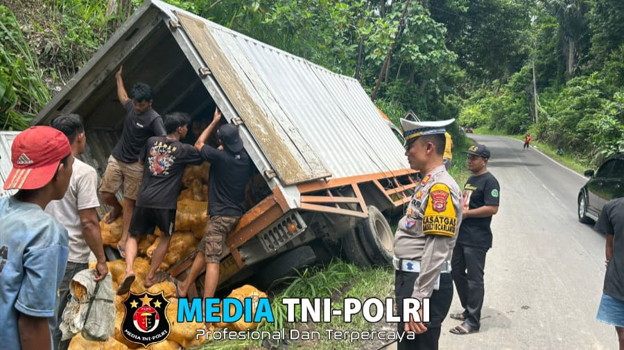 Laka Beruntun di Jalur Wisata Pesawaran Gegara Truk Box Gagal Menanjak