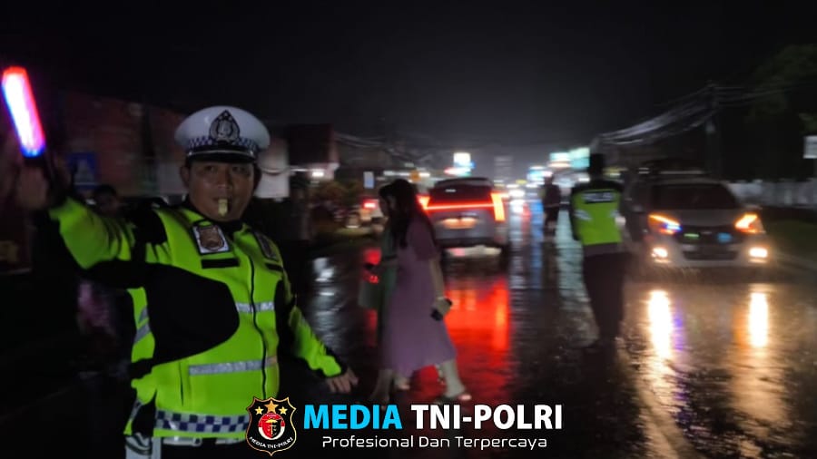 Hujan Lebat Tak Surutkan Semangat Polres Kapuas Hulu Amankan Malam Natal 2024