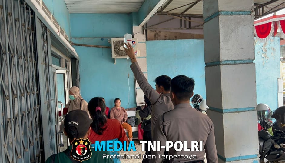 Patroli Presisi Polres Sekadau Sigap Bantu Antarkan Pasien Bersalin ke Klinik Setia