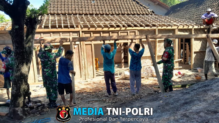 Babinsa dan Masyarakat Gotong Royong Bangun Rumah Warga