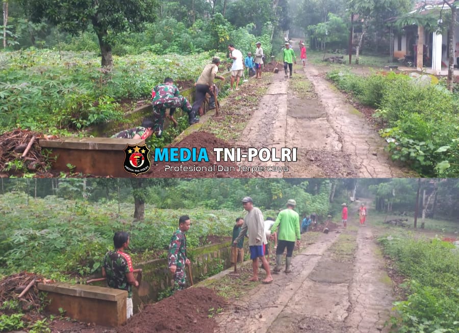 Babinsa Andong Gotong Royong Bersihkan Parit Bersama Warga