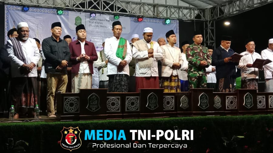 Sinergi TNI dan Masyarakat Melalui Kegiatan Sholawat di Desa Urek-Urek