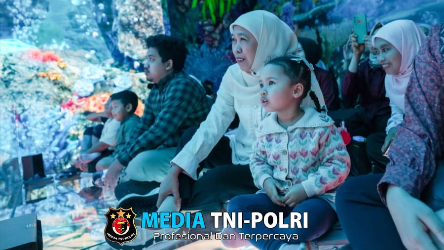 Liburan Tahun Baru 2025 di Jatim Park 2, Khofifah Ajak Cucu Nikmati Wahana Baru Metaverse Glass Theater