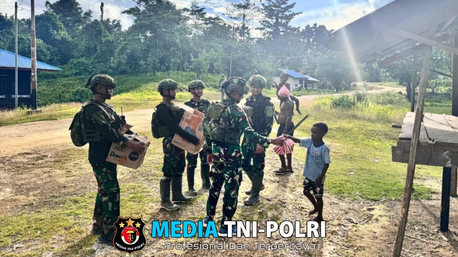 Patroli Habema Bagi Sembako Kepada Warga Susumuk