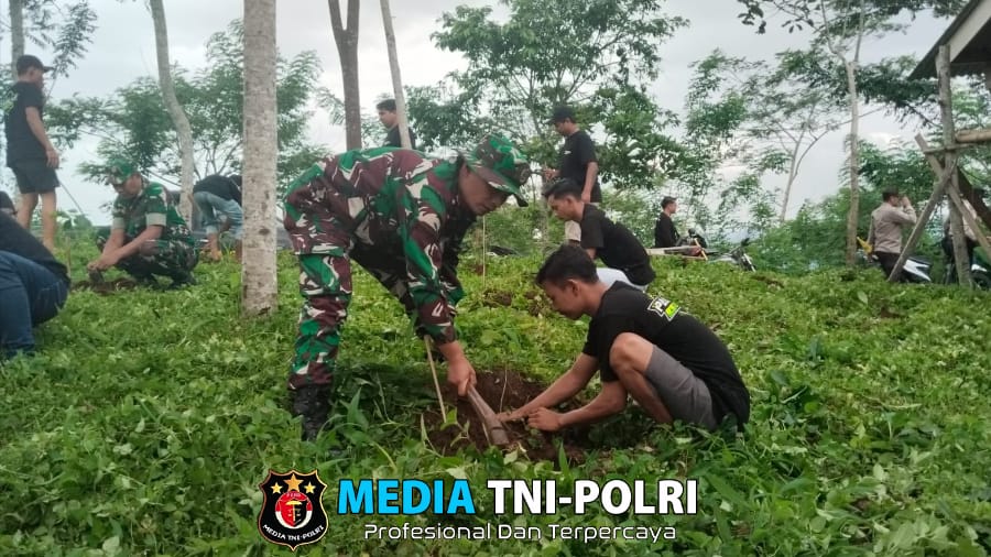Danramil 0818/15 Dampit Bersama Instansi Terkait Gelar Penghijauan di Desa Baturetno