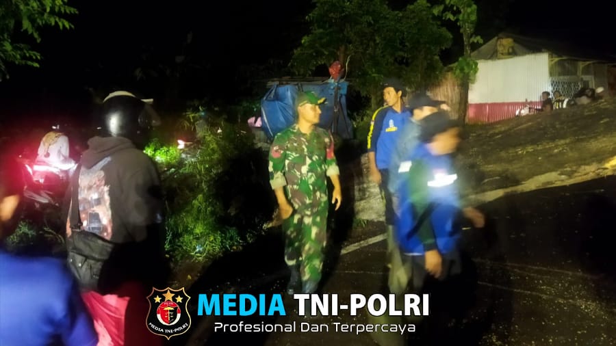 Babinsa Koramil 0825/13 Singojuruh Lakukan Kerja Bakti Membersihkan Pohon Tumbang