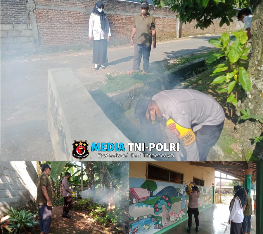 Cegah DBD, Bhabinkamtibmas Polsek Bangun Rejo Lakukan Pengasapan Menggunakan Alat Fogging Rakitan Sendiri