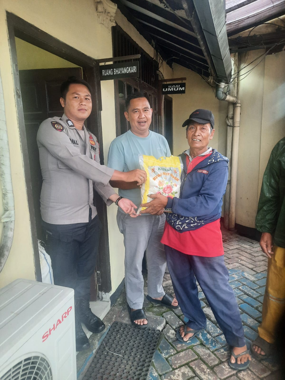 Kapolres Bogor Bersama Polsek Cigudeg Peduli Kemanusiaan Giat Cooling Sistem Berikan Bantuan Sosial