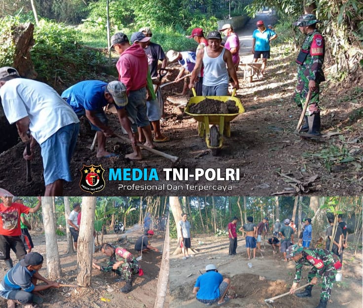 Babinsa Klampok Bersama Warga Gotong Royong Bersihkan Lingkungan Jalan Menuju Makam Pepunden Desa