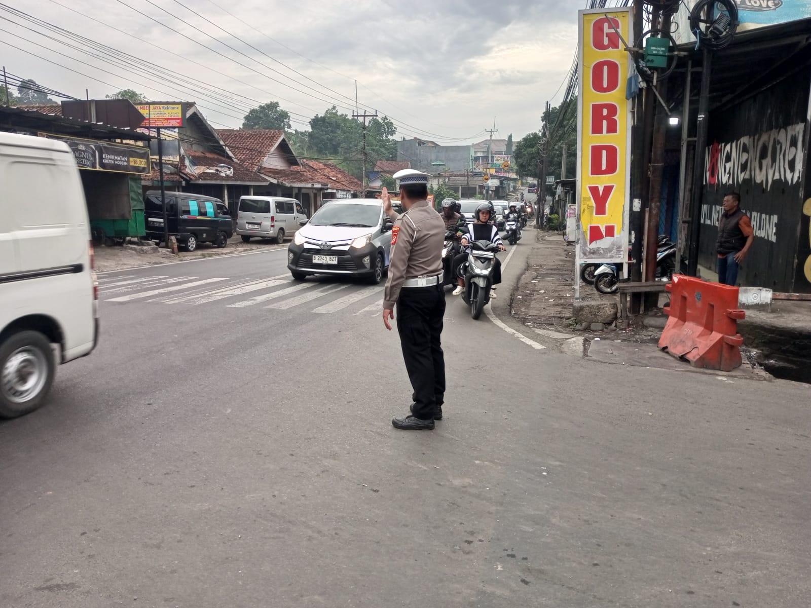 Wujud Pelayanan Publik Polsek Ciampea Polres Bogor Giat Cooling Sistem Laksanakan Kegiatan Pengaturan lalulintas Cegah Kemacetan Dan Kecelakaan Lalu Lintas
