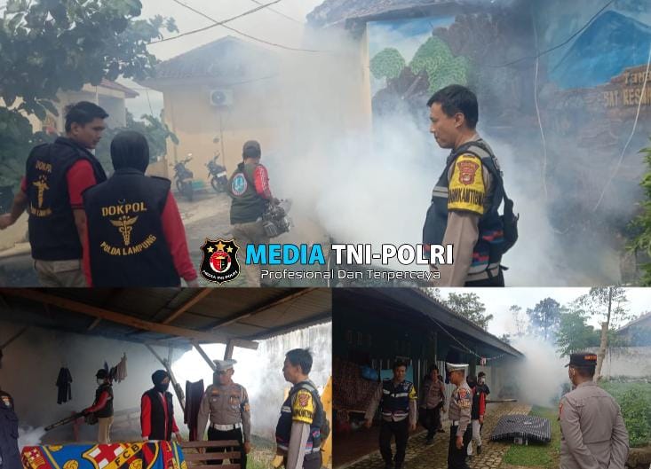 Serentak, Polres Tanggamus dan Polsek Jajaran Gelar Penyemprotan Jentik Nyamuk untuk Cegah DBD