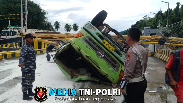 Truk Bermuatan Sagu Terguling di Pelabuhan Bakauheni