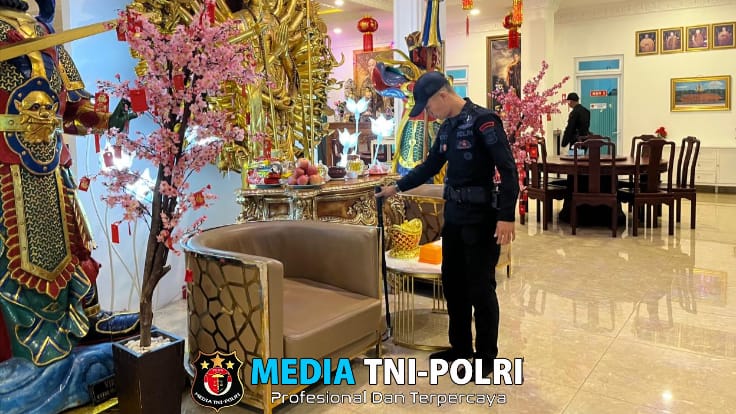 Tim Jibom Satbrimob Polda Lampung Sterilisasi Vihara Prioritas di Bandar Lampung