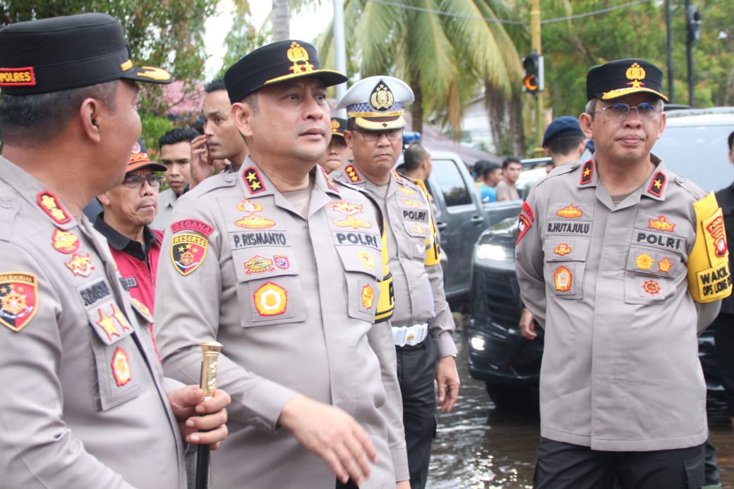 Sigap Kunjungi Daerah Banjir di Mempawah : Kapolda Kalbar Bersama Tim Salurkan Bantuan kepada Warga Terdampak Bencana