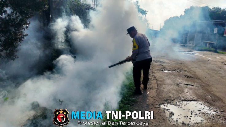 Minimalisir DBD, Polsek Pekalongan Seprot Fogging Rumah Warga