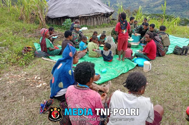 Kehangatan dan Kebersamaan Satgas 323 Buaya Putih Kostrad Bersama Masyarakat