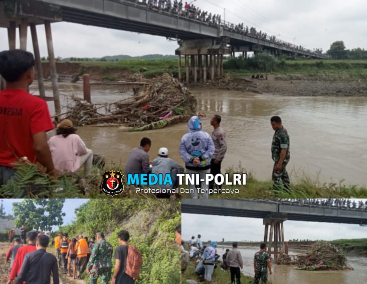 Babinsa Kemusu, Petugas Gabungan dan Warga Melaksanakan Pencarian dan Evakuasi Warga yang Tenggelam