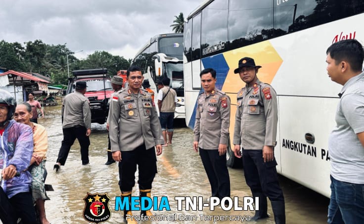 Kapolres Sanggau Tinjau Lokasi Banjir di Kecamatan Beduai