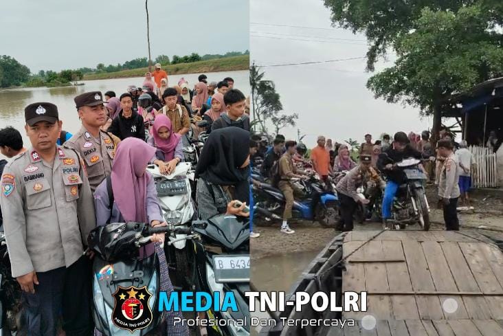 Personel Polsek Way Bungur Bantu Siswa Menyeberangi Sungai ke Sekolah
