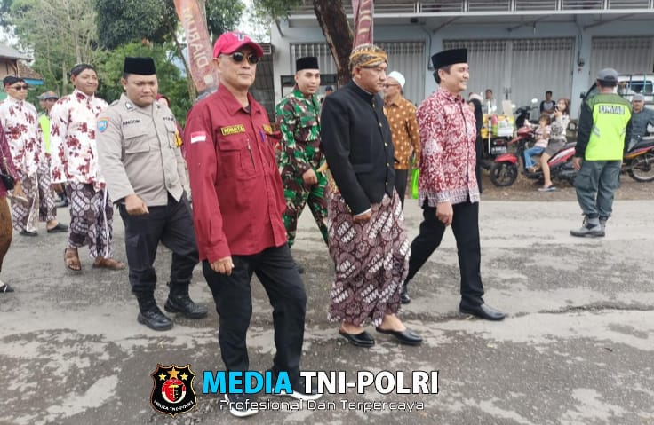 Babinsa Hadiri Bersih Desa di Ngantru Lestarikan Tradisi, Jaga Lingkungan