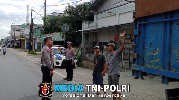 Cegah Kecelakaan, Satlantas Polres Tanggamus Tertibkan Truk Parkir di Bahu Jalan Talang Padang