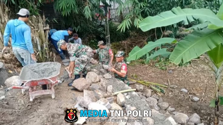 Penuh Semangat, TNI Bantu Warga Bangun Pondasi Rumah
