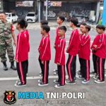 Wujud Nyata Babinsa Danukusuman, Amankan Jalan Sehat Anak Anak Sekolah
