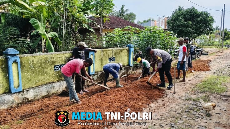 Bhabinkamtibmas Polsek Way Bungur Bersama Warga, Gotong Royong Membuat Parit dan Membersihkan Jalan