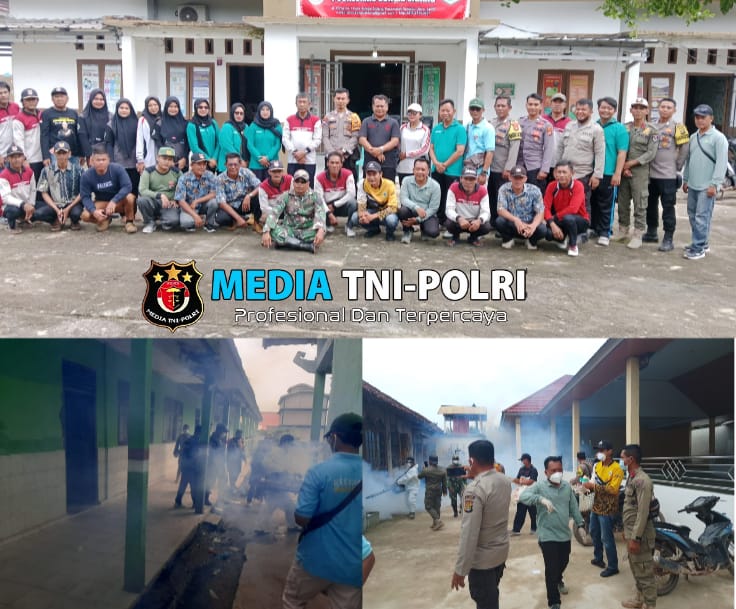 Cegah DBD Jajaran Polsubsektor Rawa Jitu Polres Mesuji Bersama Instansi Terkait Laksanakan Fogging di Rumah Warga