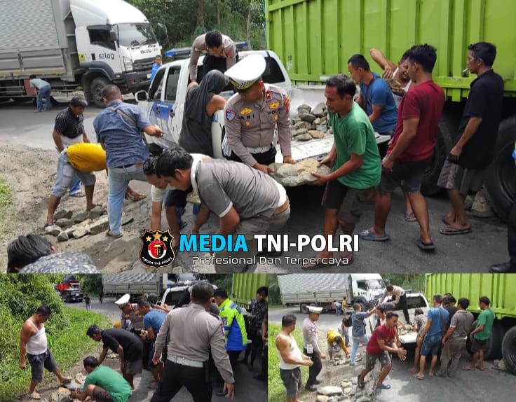 Truk Macet di Tanjakan Sedayu, Sat Lantas Polres Tanggamus Respon Cepat Buka Bahu Jalan Untuk Jalur Kendaraan